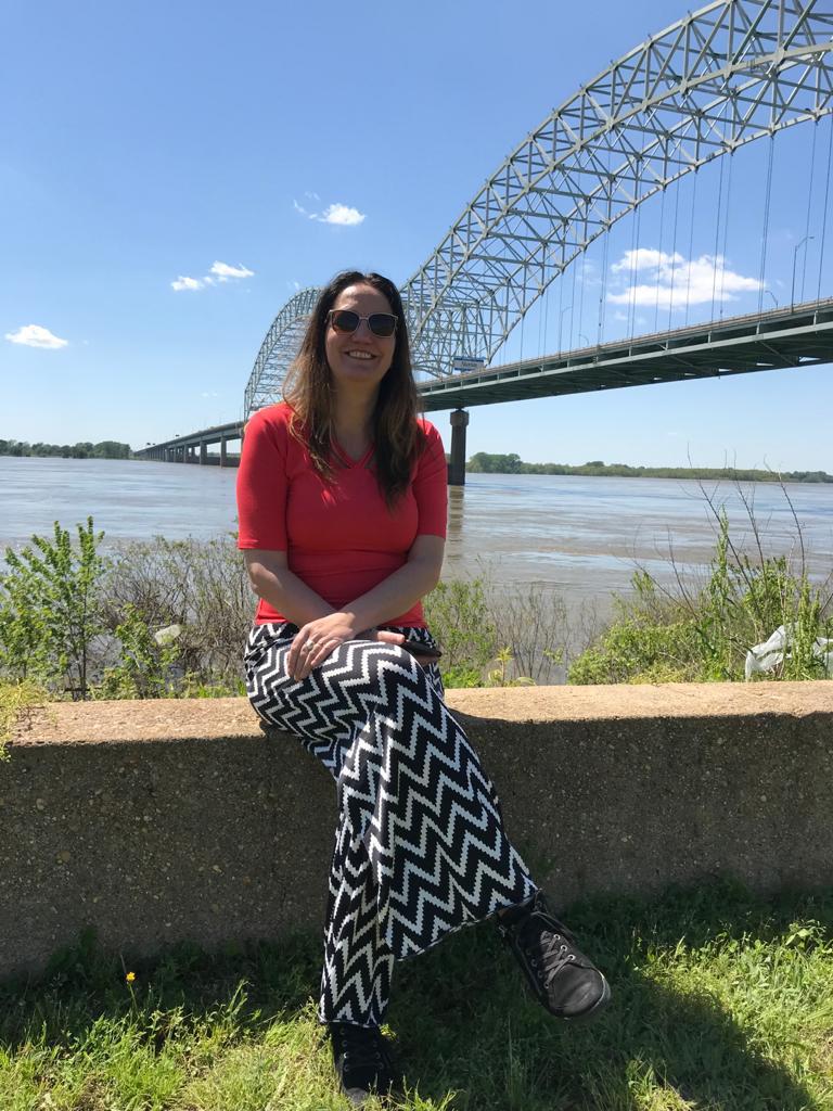 Hettie bij de Hernan de Sotobridge over de Mississippi (Memphis)